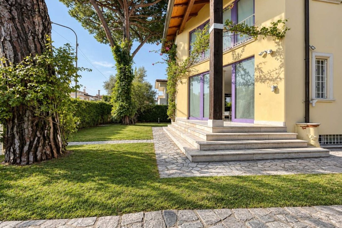 Villa in Pietrasanta, Tuscany, Italy 2 - 19201196