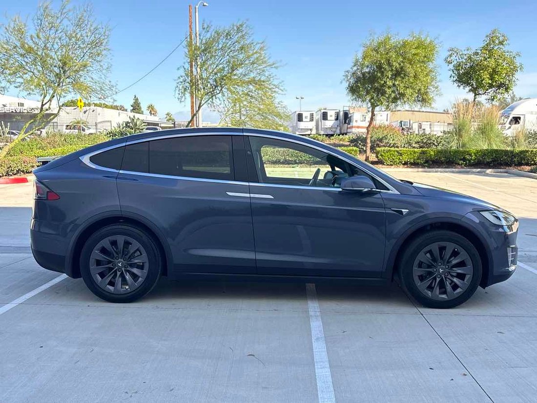 Suv in Rialto, CA, United States 2 - 19204344