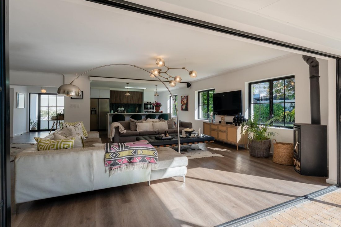 House in Constantia, Southern Suburbs, Cape Town 4 - 19206003