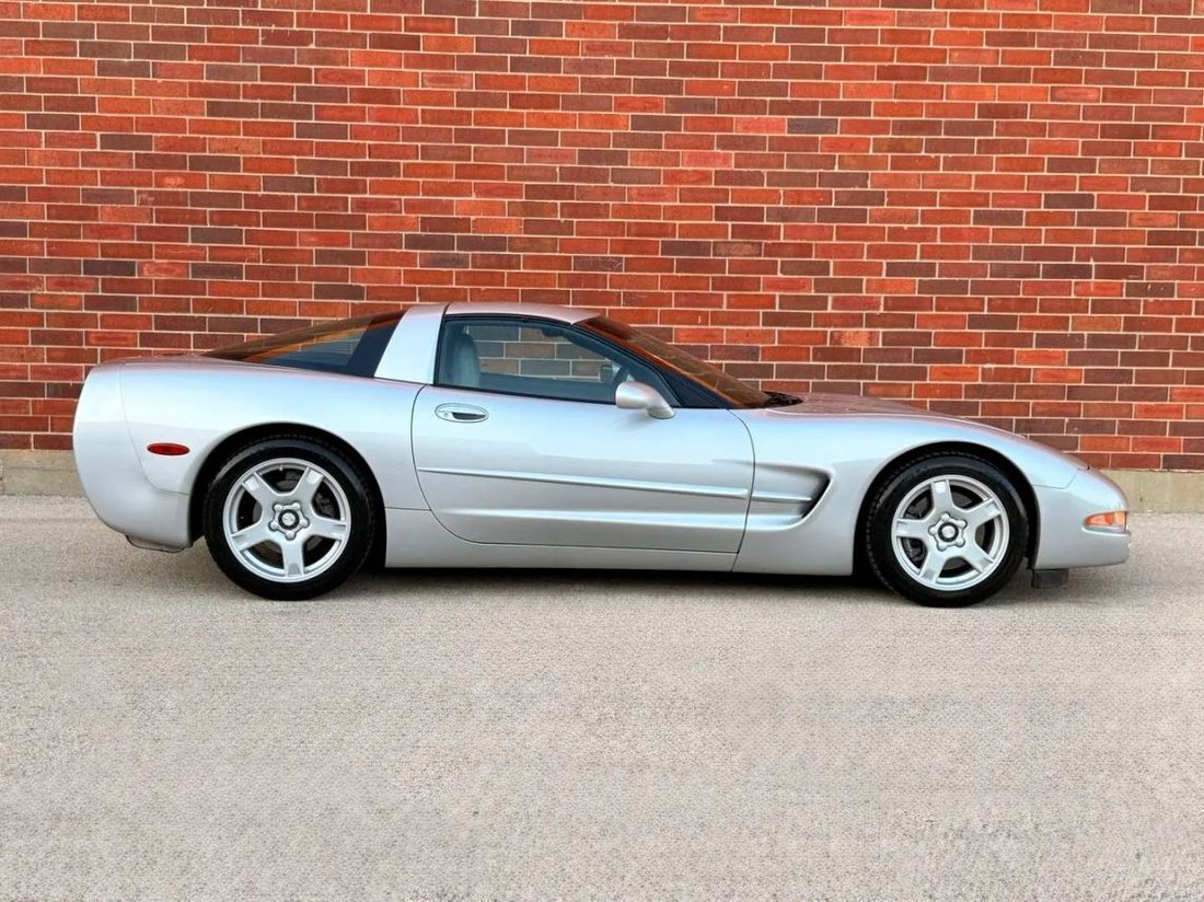 Coupe in Crystal Lake, IL, United States 4 - 19213517