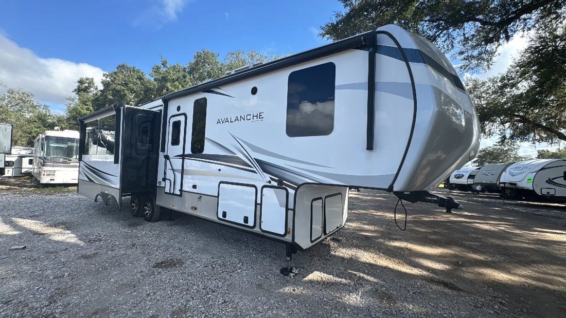 2022 Keystone RV Avalanche Fifth Wheel 322RL in Thonotosassa, FL, United States 2 - 19218899
