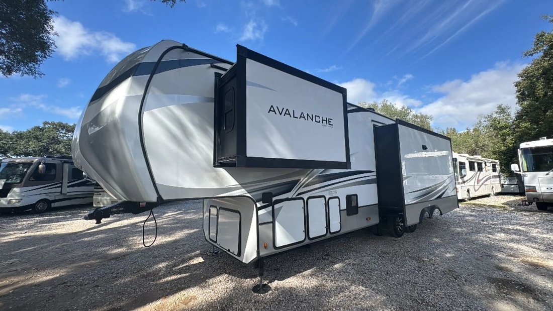 2022 Keystone RV Avalanche Fifth Wheel 322RL in Thonotosassa, FL, United States 3 - 19218899